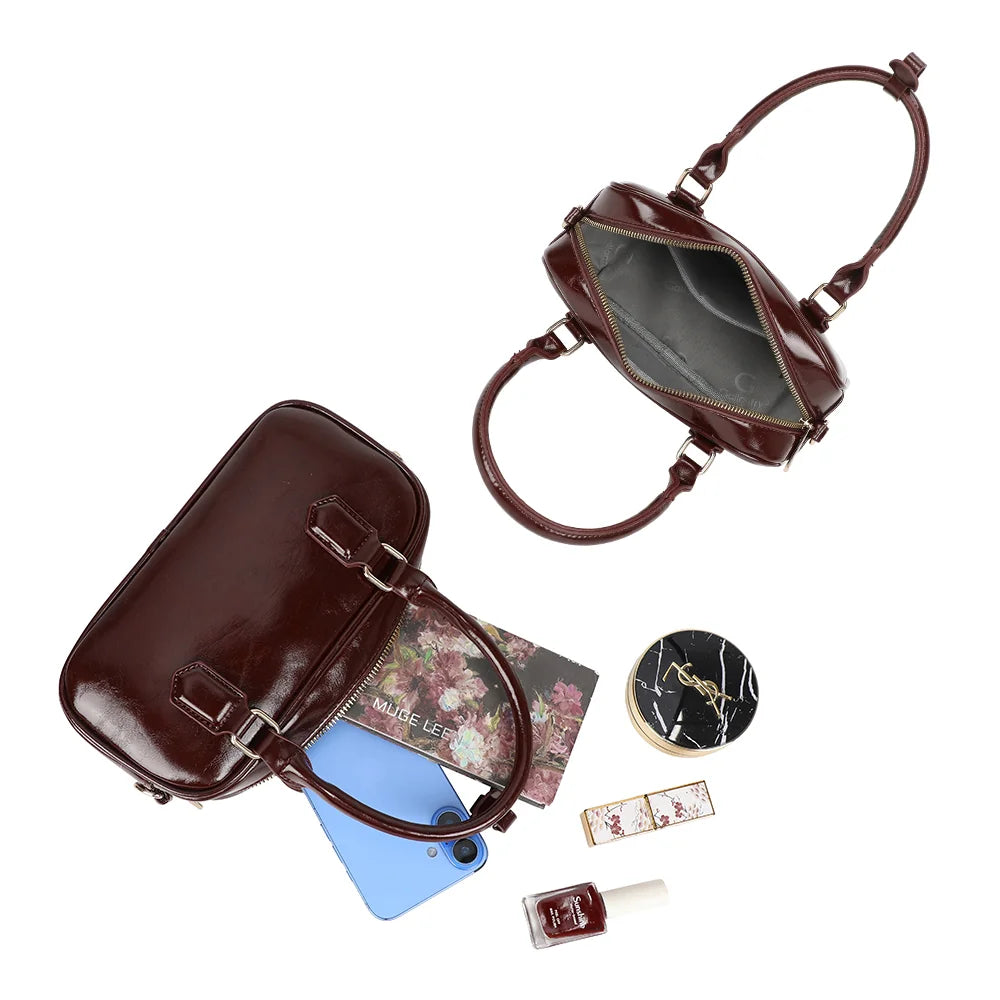 Intérieur du Mini Glossy bordeaux : compartiment principal doublé, fermé par un zip doré – réf. A-9126