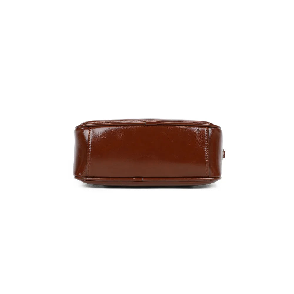 Dessous du Mini Glossy marron, vue du fond du sac en synthétique à l’effet verni – réf. A-9126