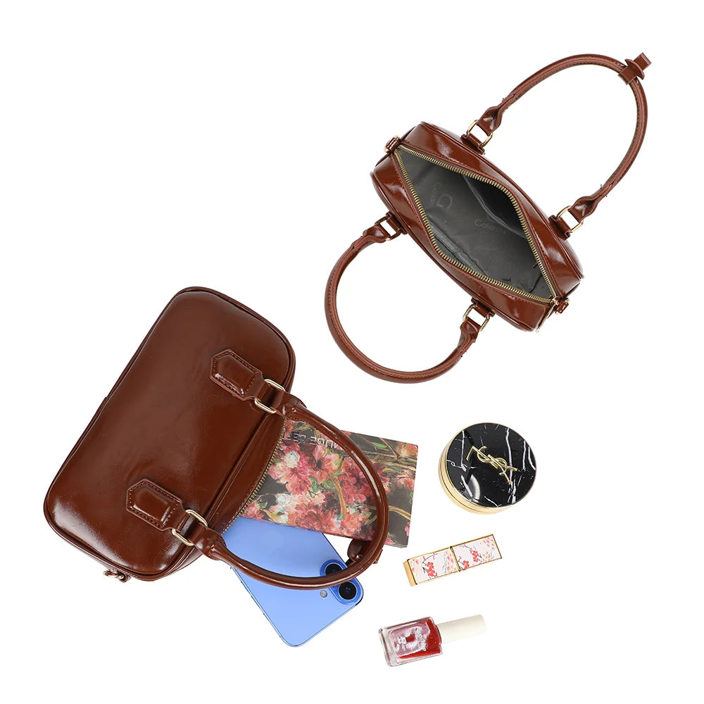 Intérieur du Mini Glossy marron : compartiment principal doublé, fermé par un zip doré – réf. A-9126