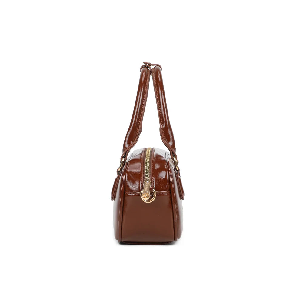 Profil du Mini Glossy marron : 9 cm de profondeur et mousqueton doré pour accrocher la bandoulière – réf. A-9126