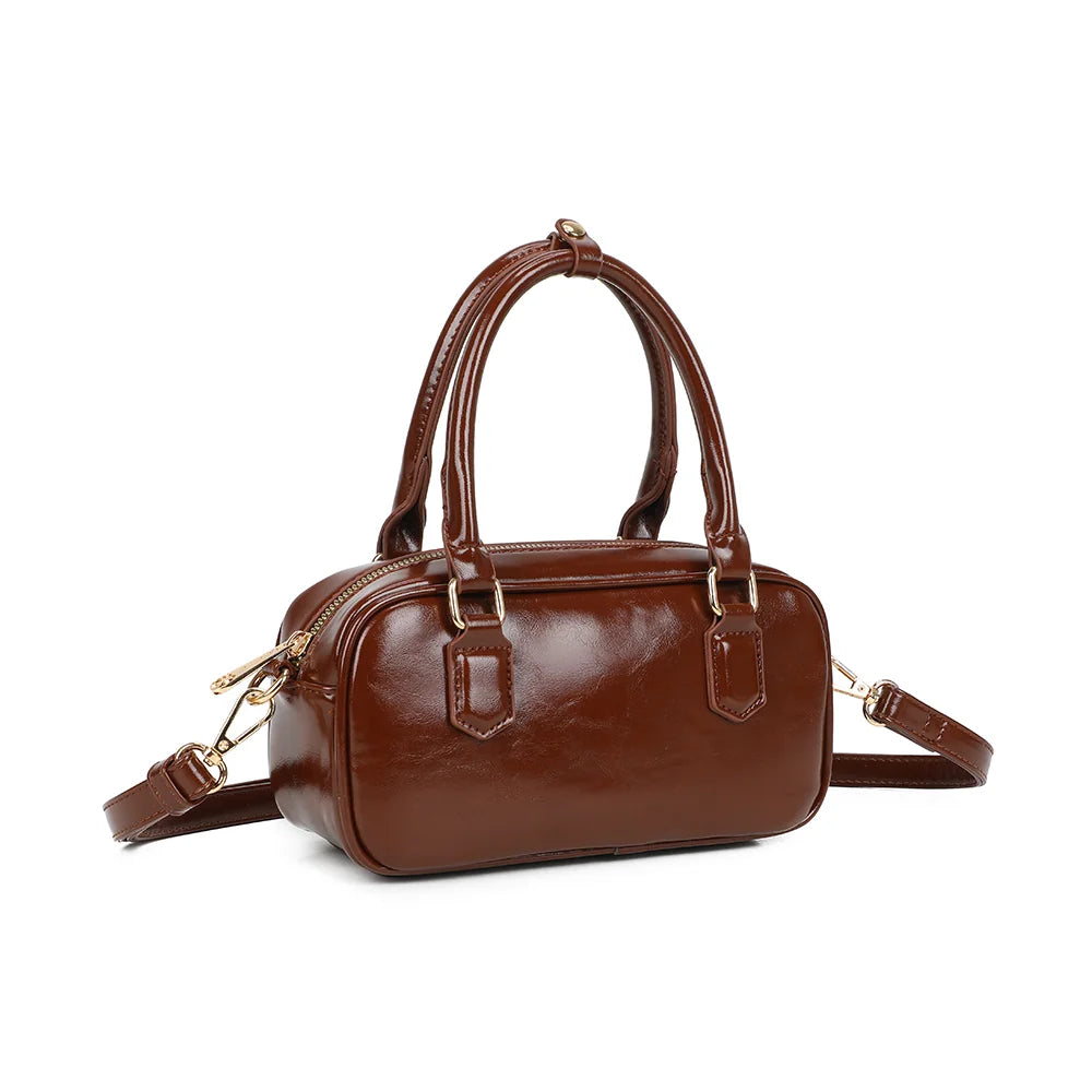 Mini Glossy marron de trois quarts : silhouette structurée, zip doré et bandoulière amovible – réf. A-9126