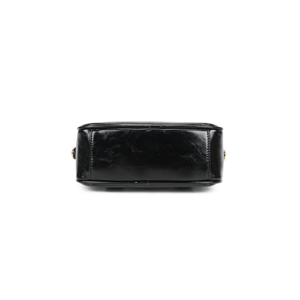 Dessous du Mini Glossy noir, vue du fond du sac en synthétique à l’effet verni – réf. A-9126