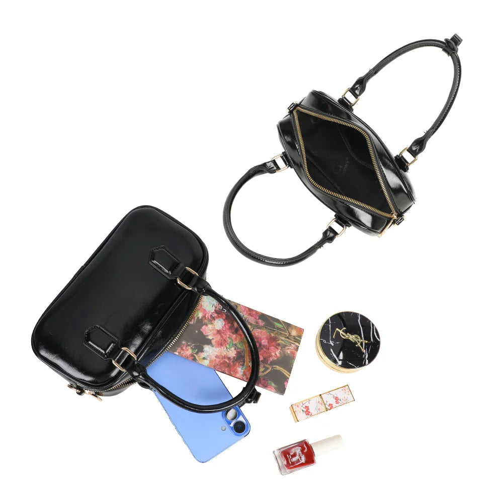 Intérieur du Mini Glossy noir : compartiment principal doublé, fermé par un zip doré – réf. A-9126