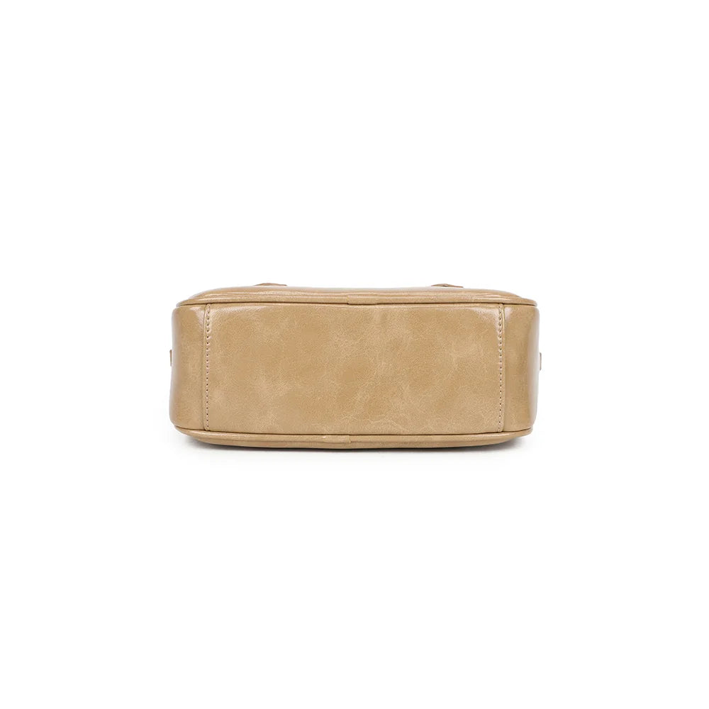 Dessous du Mini Glossy taupe, vue du fond du sac en synthétique à l’effet verni – réf. A-9126