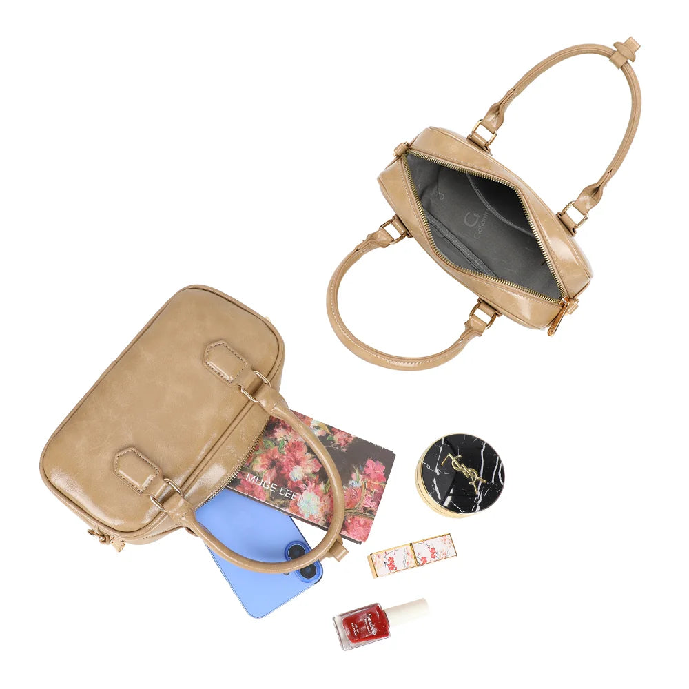 Intérieur du Mini Glossy taupe : compartiment principal doublé, fermé par un zip doré – réf. A-9126