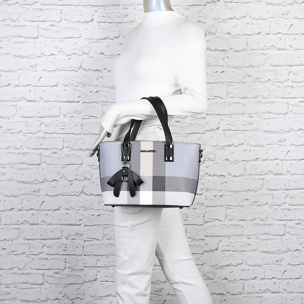 Mini Jolie gris porté par une femme, à la main ou en bandoulière grâce à sa sangle amovible – réf. M-9329-6