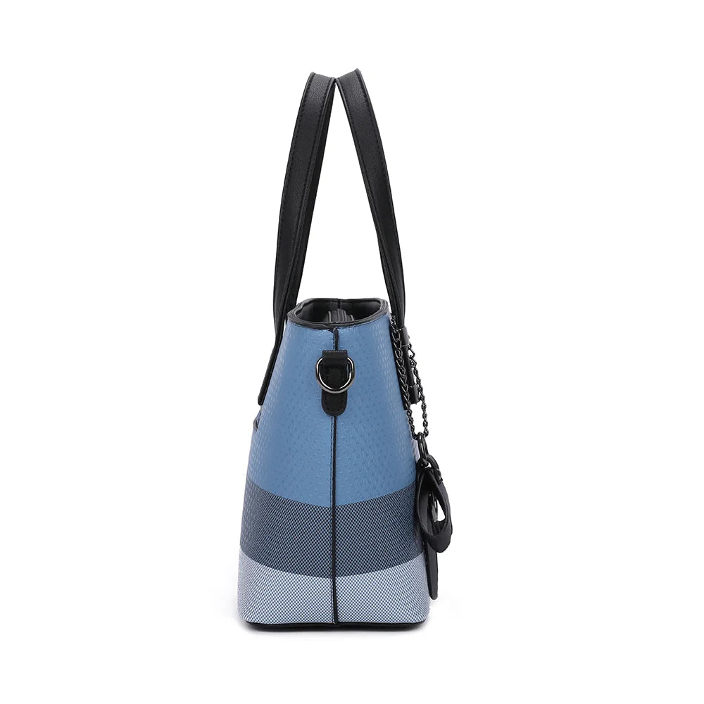 Profil du Mini Jolie bleu ciel : 12 cm de profondeur et attache à mousqueton pour la bandoulière – réf. M-9329-6