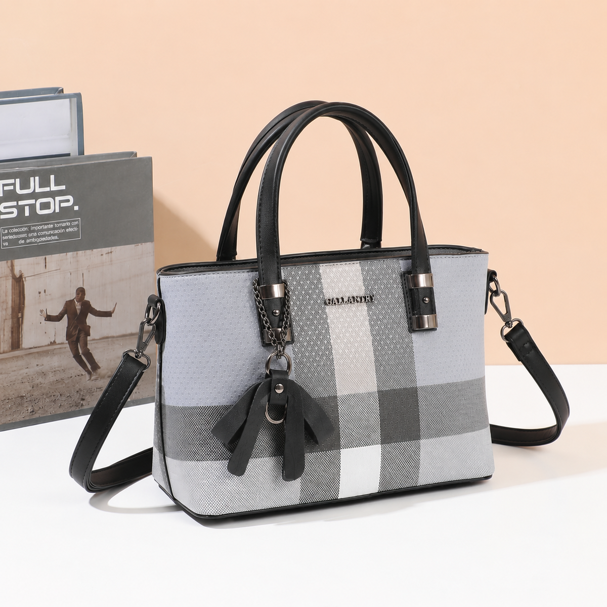 Sac à main Mini Jolie gris à carreaux dans un décor d’intérieur – visuel d’ambiance créé avec l’IA – Gallantry Paris