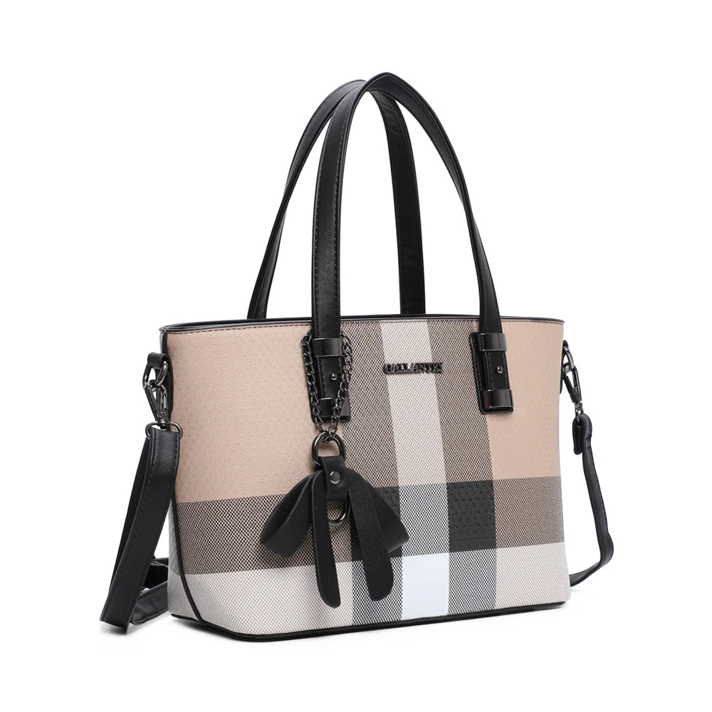 Mini Jolie taupe/noir vu de trois quarts : silhouette structurée, plaque logo en métal et bandoulière amovible – réf. M-9329-6