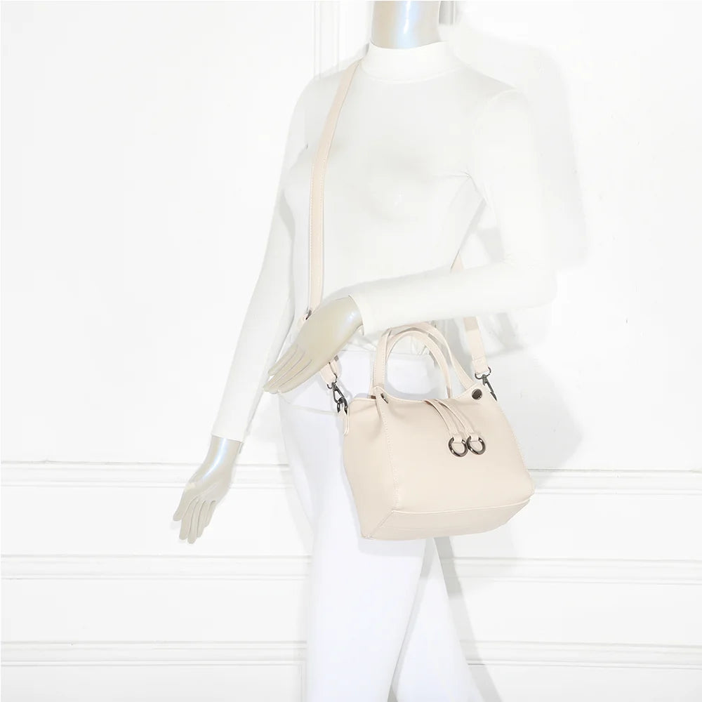Mini Léna beige porté par une femme, à la main ou à l’épaule grâce à sa bandoulière amovible – réf. R-1692-2