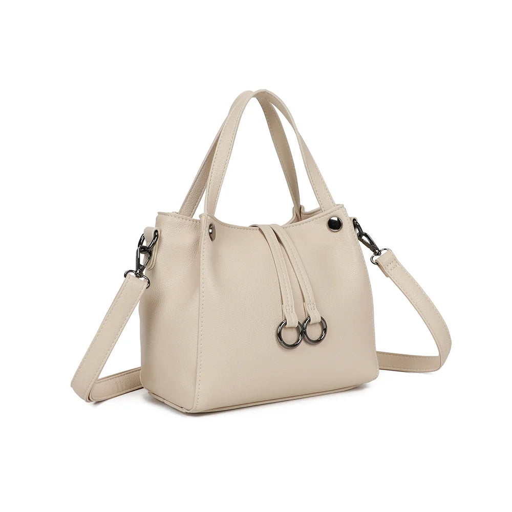 Mini Léna beige vu de trois-quarts : silhouette compacte et pattes à double anneau argenté foncé – réf. R-1692-2