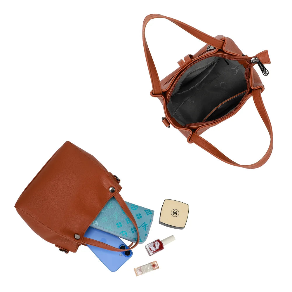 Intérieur du Mini Léna camel : compartiment zippé qui accueille portefeuille, smartphone et poudrier – réf. R-1692-2