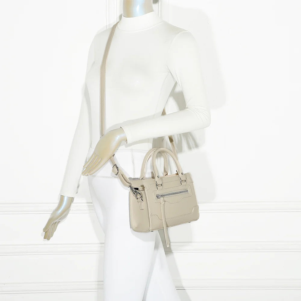 Sac à main femme Minimal Chic beige porté à la main, format compact pour la ville – réf. KJ-62058