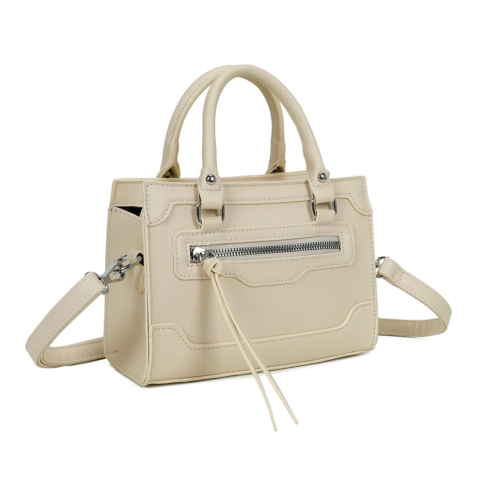 Minimal Chic beige vu de trois quarts : lignes nettes, anses courtes et longue tirette de zip – réf. KJ-62058