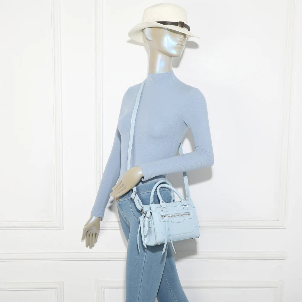 Sac à main femme Minimal Chic bleu clair porté à la main, format compact pour la ville – réf. KJ-62058