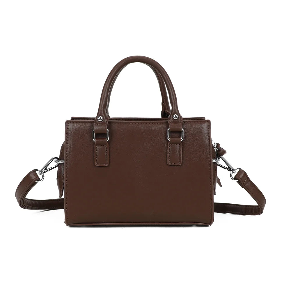 Dos du Minimal Chic café, surface lisse et surpiqûres apparentes sur toute la silhouette – réf. KJ-62058