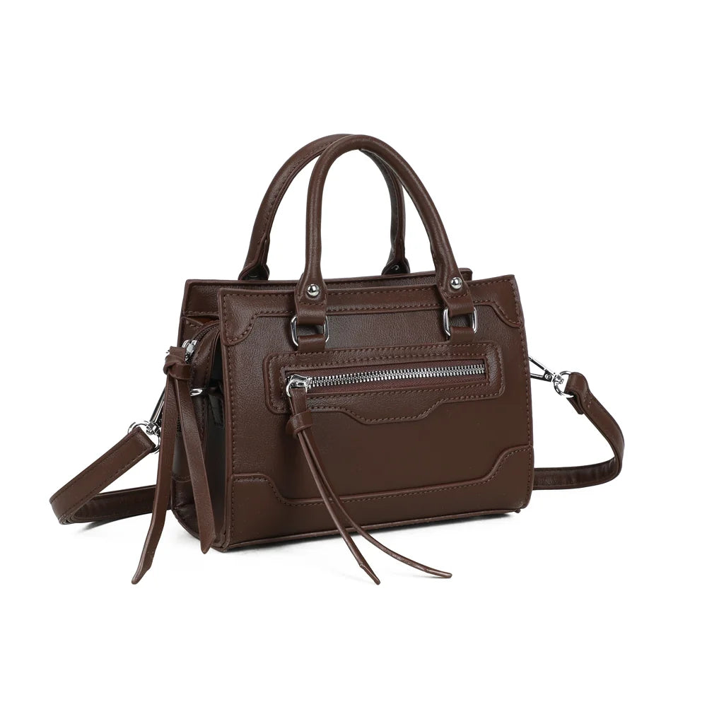 Minimal Chic café vu de trois quarts : lignes nettes, anses courtes et longue tirette de zip – réf. KJ-62058