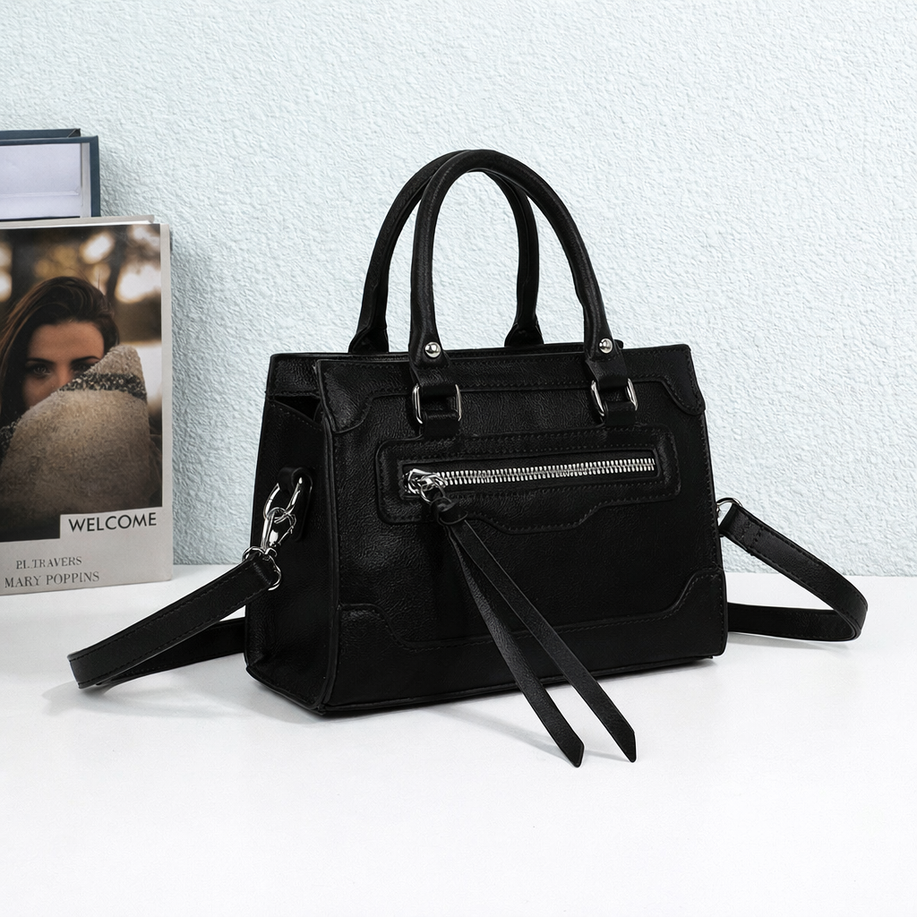 Sac à main Minimal Chic noir dans une scène d’ambiance urbaine – visuel d’ambiance créé avec l’IA – Gallantry Paris