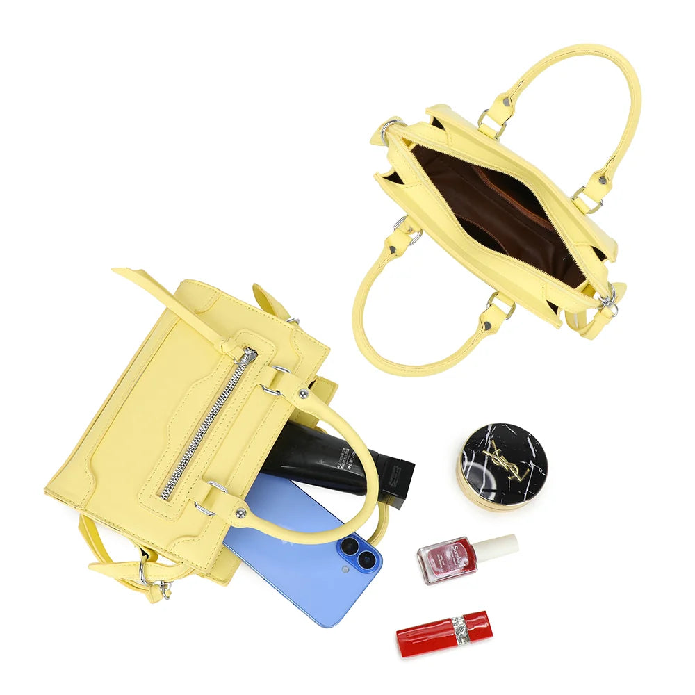 Intérieur du Minimal Chic jaune : téléphone, crème et petits essentiels trouvent leur place – réf. KJ-62058