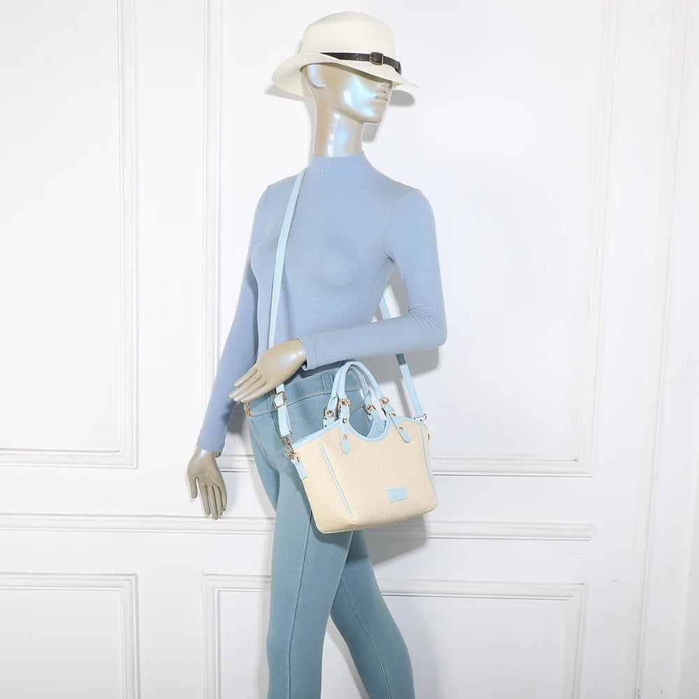 Sac à main Minimal Riviera bleu clair porté par une femme, à la main ou avec sa bandoulière amovible – réf. DQ-8724