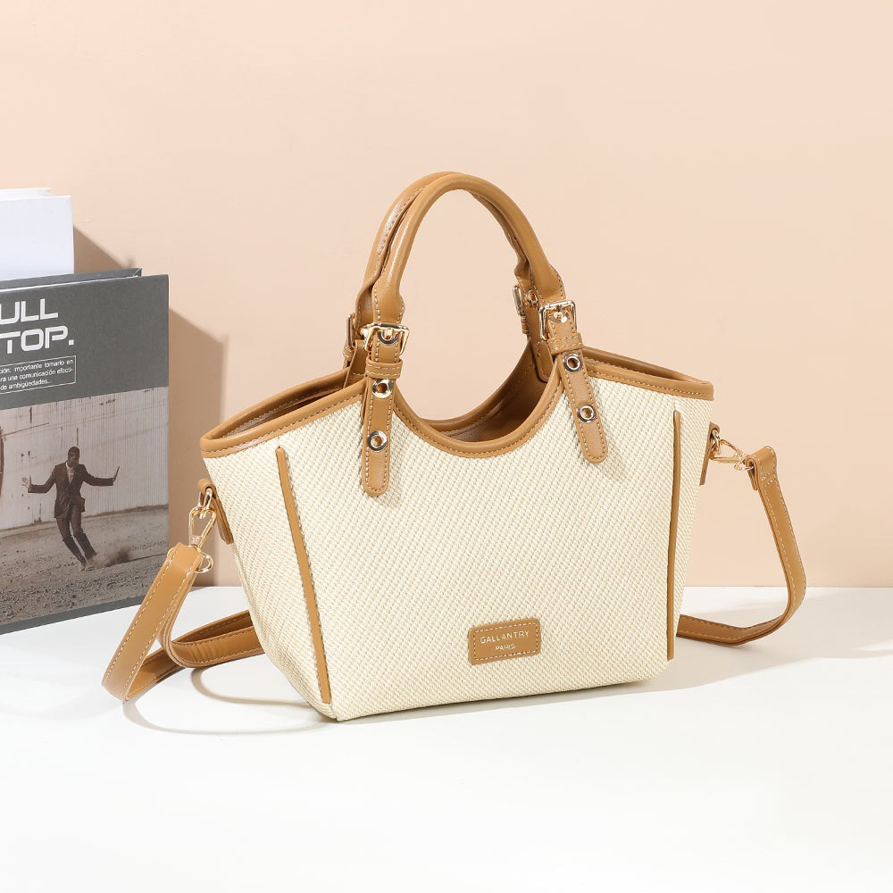 Sac à main Minimal Riviera Khaki en toile texturée mis en scène dans un décor estival – visuel d'ambiance créé avec l'IA – Gallantry Paris