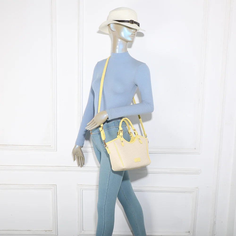 Sac à main Minimal Riviera jaune porté par une femme, à la main ou avec sa bandoulière amovible – réf. DQ-8724