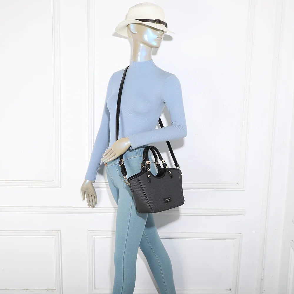 Sac à main Minimal Riviera noir porté par une femme, à la main ou avec sa bandoulière amovible – réf. DQ-8724