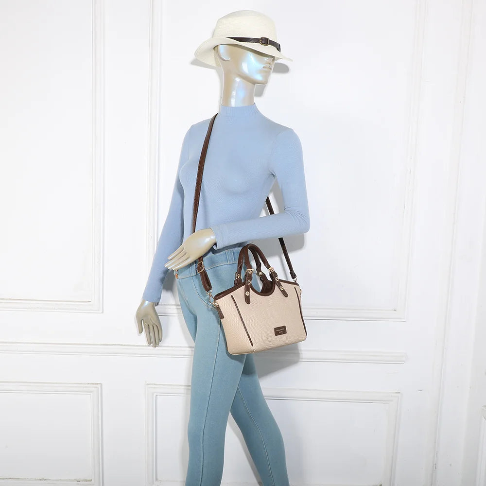 Sac à main Minimal Riviera taupe/coffee porté par une femme, à la main ou avec sa bandoulière amovible – réf. DQ-8724