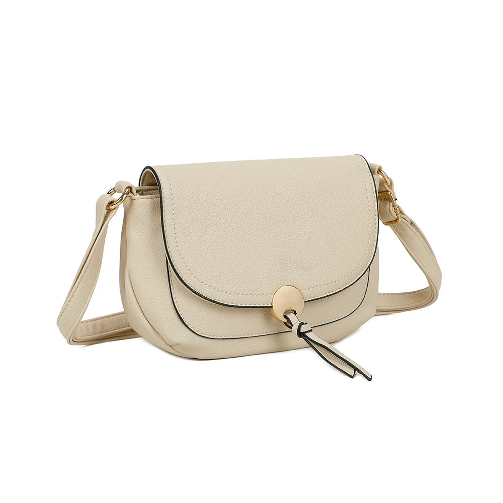 Mira beige vu de trois-quarts : silhouette douce, rabat arrondi et bandoulière réglable – réf. Z-83082
