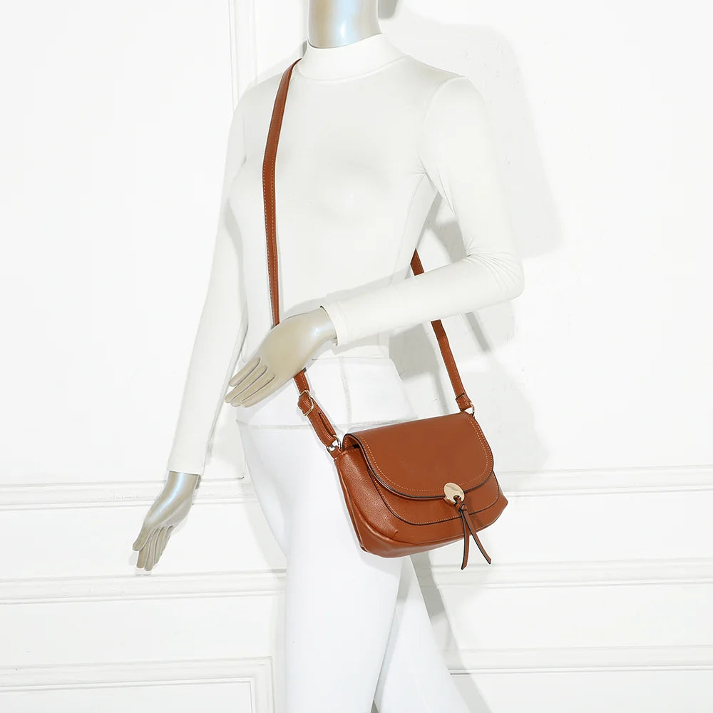 Sac Mira camel porté par une femme, à l’épaule grâce à sa bandoulière réglable – réf. Z-83082