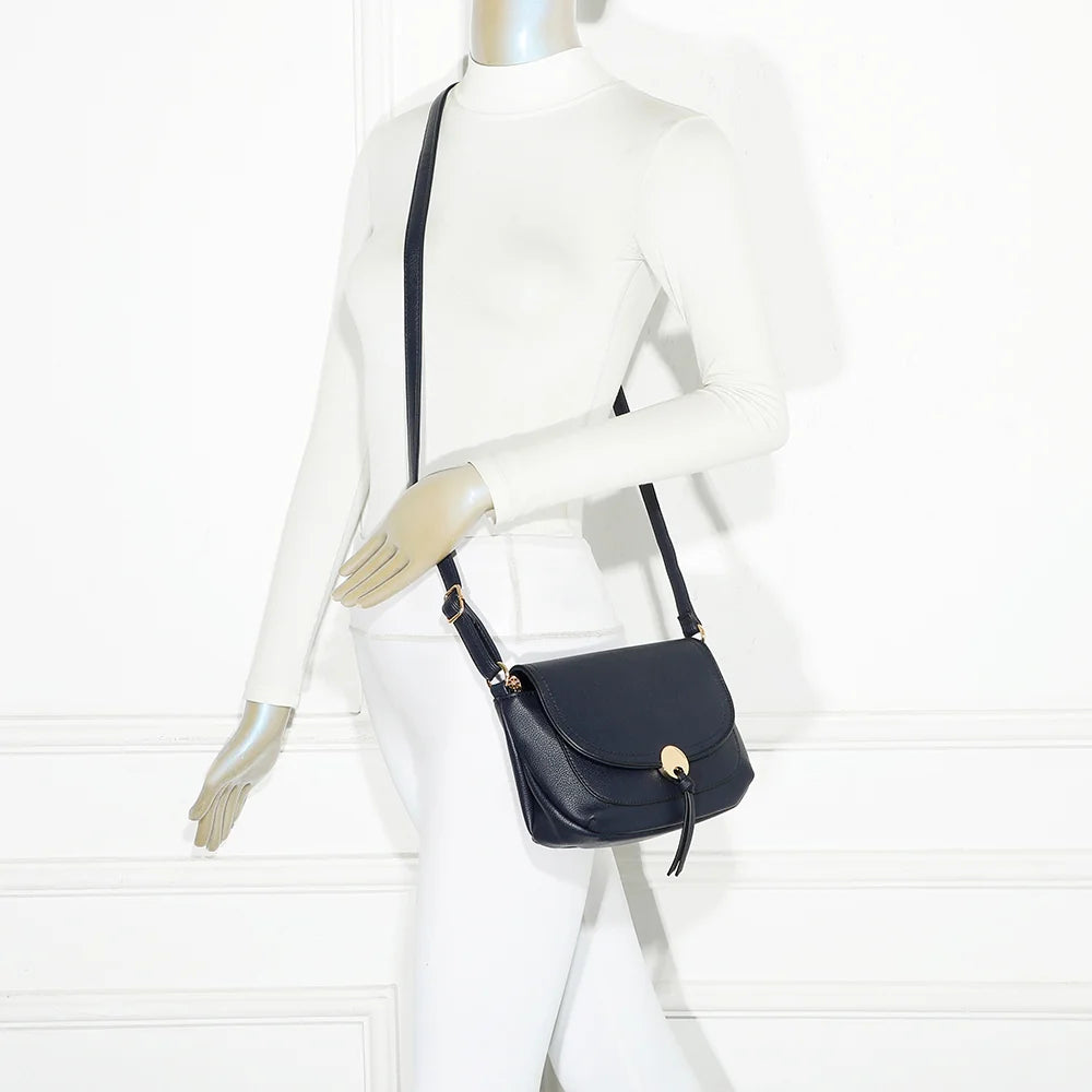 Sac Mira marine porté par une femme, à l’épaule grâce à sa bandoulière réglable – réf. Z-83082