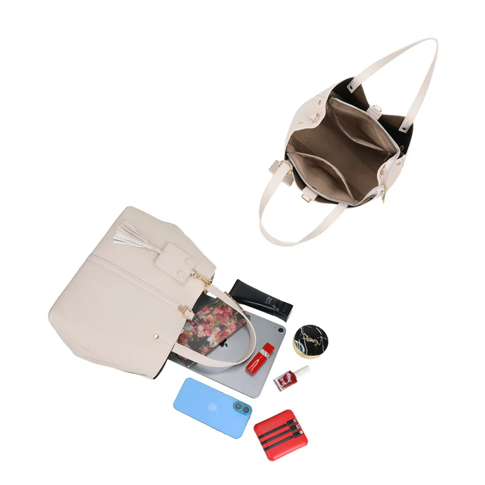 Intérieur compartimenté du Mirage beige pour organiser téléphone, portefeuille et maquillage – réf. DG-5814