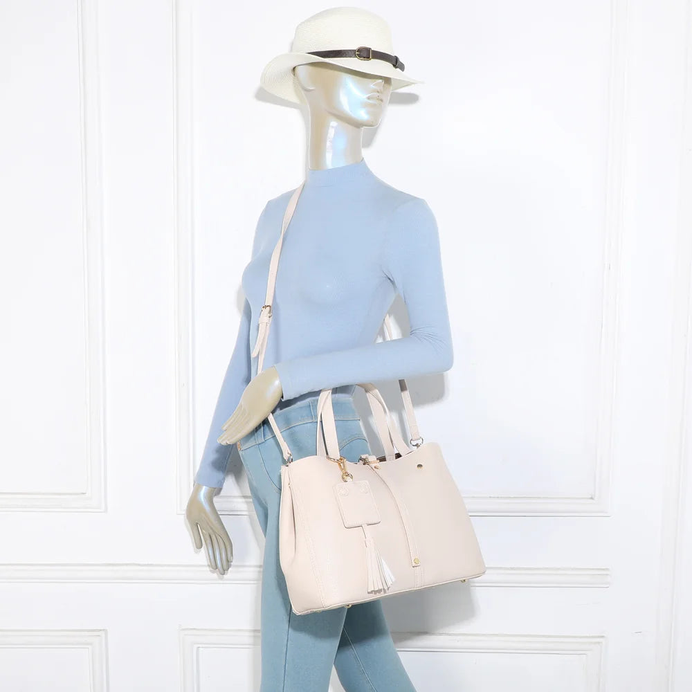 Sac à main femme Mirage beige porté, à la main ou à l’épaule grâce à sa bandoulière amovible – réf. DG-5814