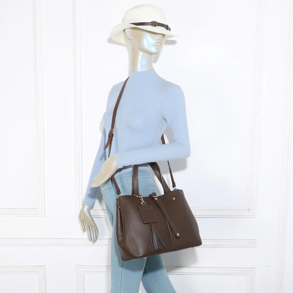Sac à main femme Mirage café porté, à la main ou à l’épaule grâce à sa bandoulière amovible – réf. DG-5814