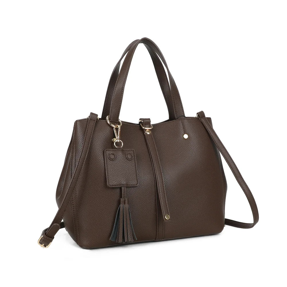 Mirage café de trois quarts : silhouette structurée, patte verticale à rivets dorés et charm à pompon – réf. DG-5814