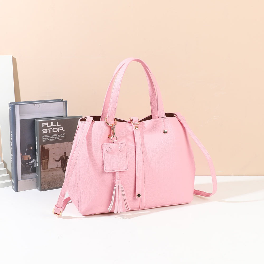 Sac à main Mirage rose mis en scène dans un décor d’intérieur – visuel d’ambiance créé avec l’IA – Gallantry Paris