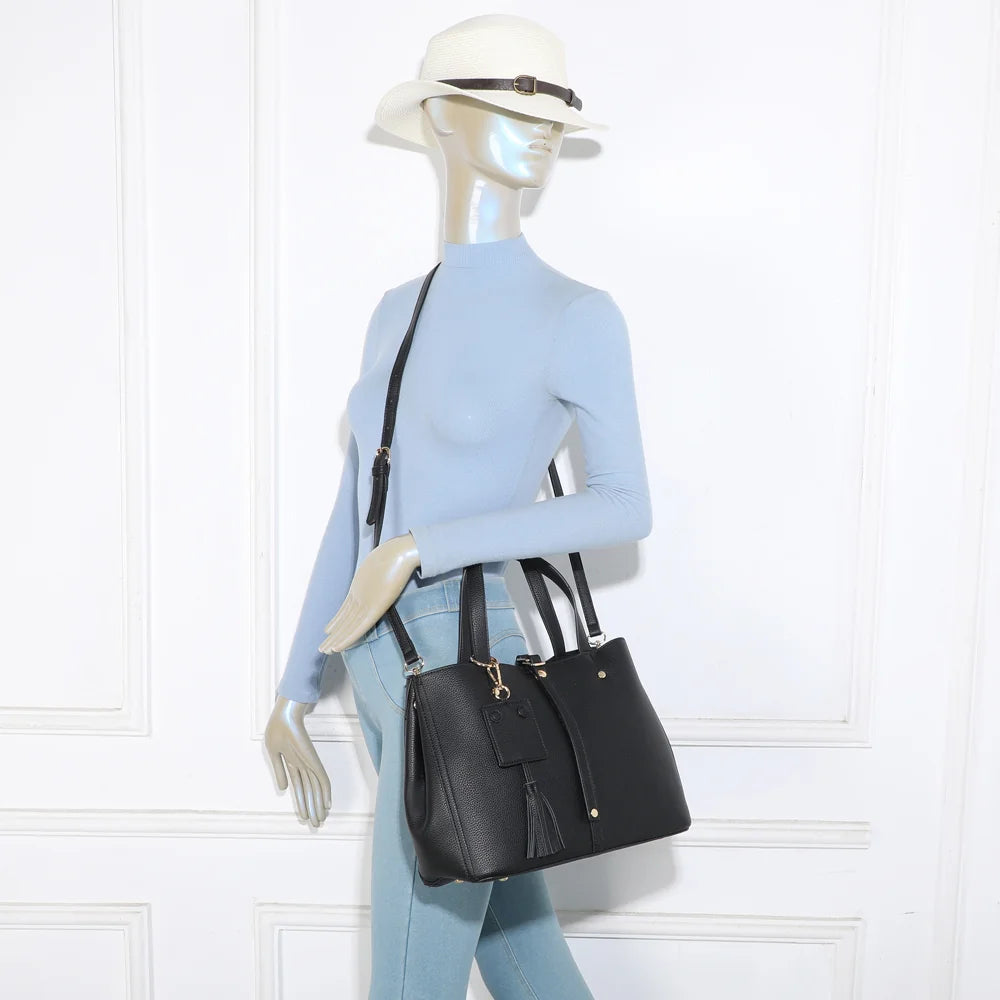 Sac à main femme Mirage noir porté, à la main ou à l’épaule grâce à sa bandoulière amovible – réf. DG-5814