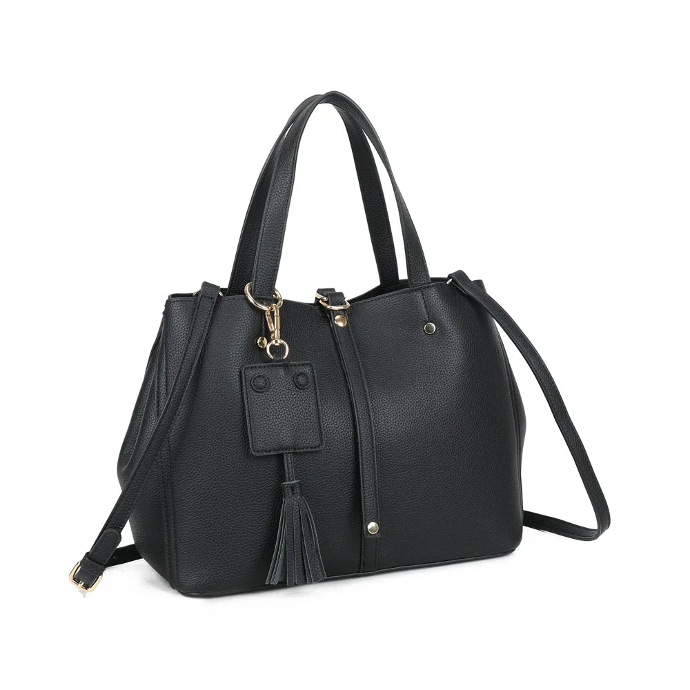 Mirage noir de trois quarts : silhouette structurée, patte verticale à rivets dorés et charm à pompon – réf. DG-5814