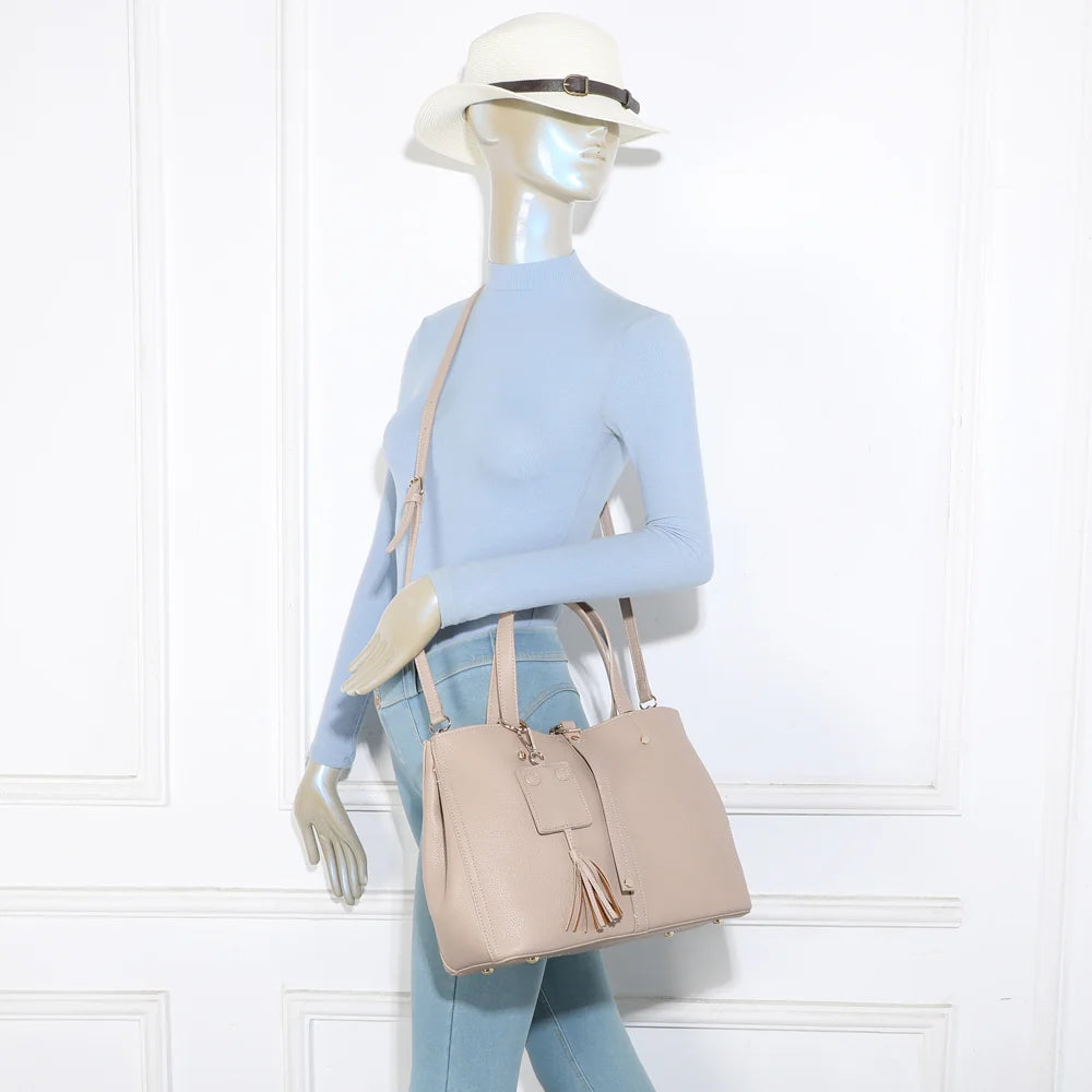 Sac à main femme Mirage taupe porté, à la main ou à l’épaule grâce à sa bandoulière amovible – réf. DG-5814