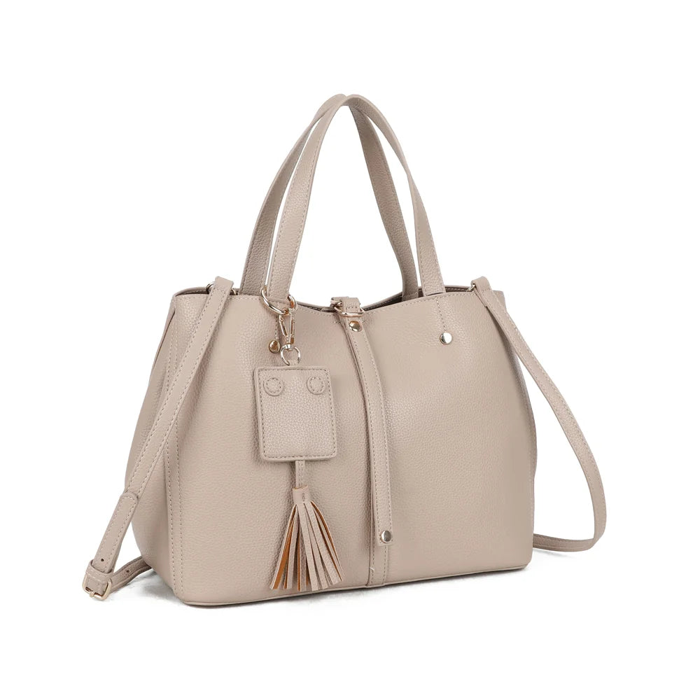 Mirage taupe de trois quarts : silhouette structurée, patte verticale à rivets dorés et charm à pompon – réf. DG-5814