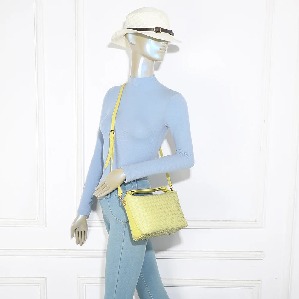 Sac à main femme Mirena jaune porté, compact et léger, à la main ou en bandoulière – réf. DG-5811