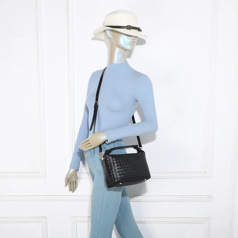Sac à main femme Mirena noir porté, compact et léger, à la main ou en bandoulière – réf. DG-5811