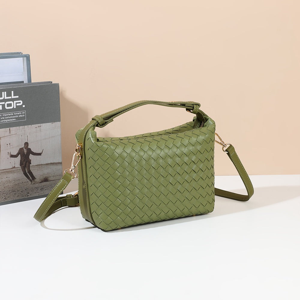 Sac à main tressé Mirena vert mis en scène dans un décor d’ambiance – visuel d’ambiance créé avec l’IA – Gallantry Paris