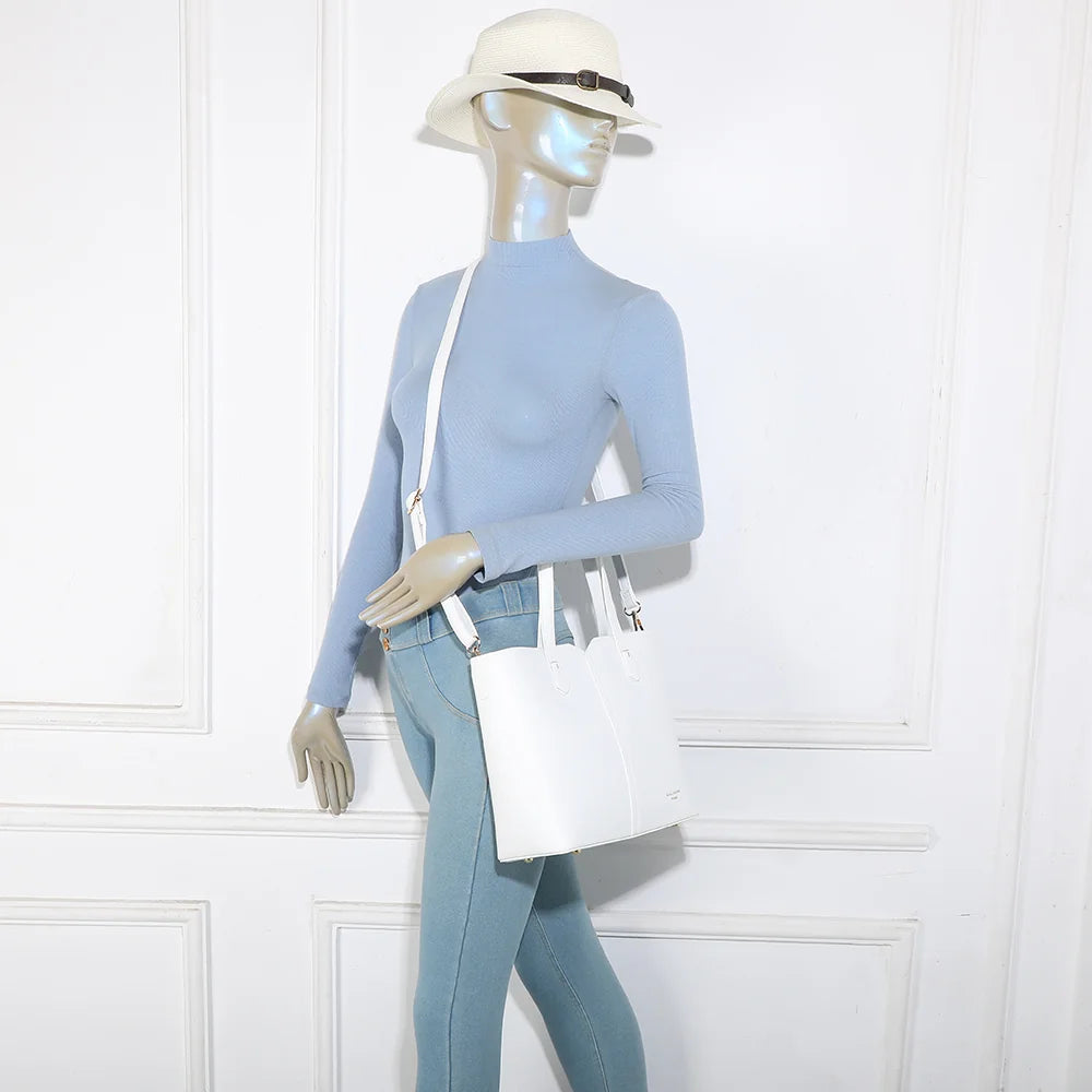 Sac Modern Lady blanc porté par une femme, à la main ou à l’épaule avec sa bandoulière – réf. DQ-8725