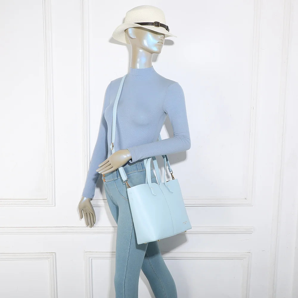 Sac Modern Lady bleu clair porté par une femme, à la main ou à l’épaule avec sa bandoulière – réf. DQ-8725