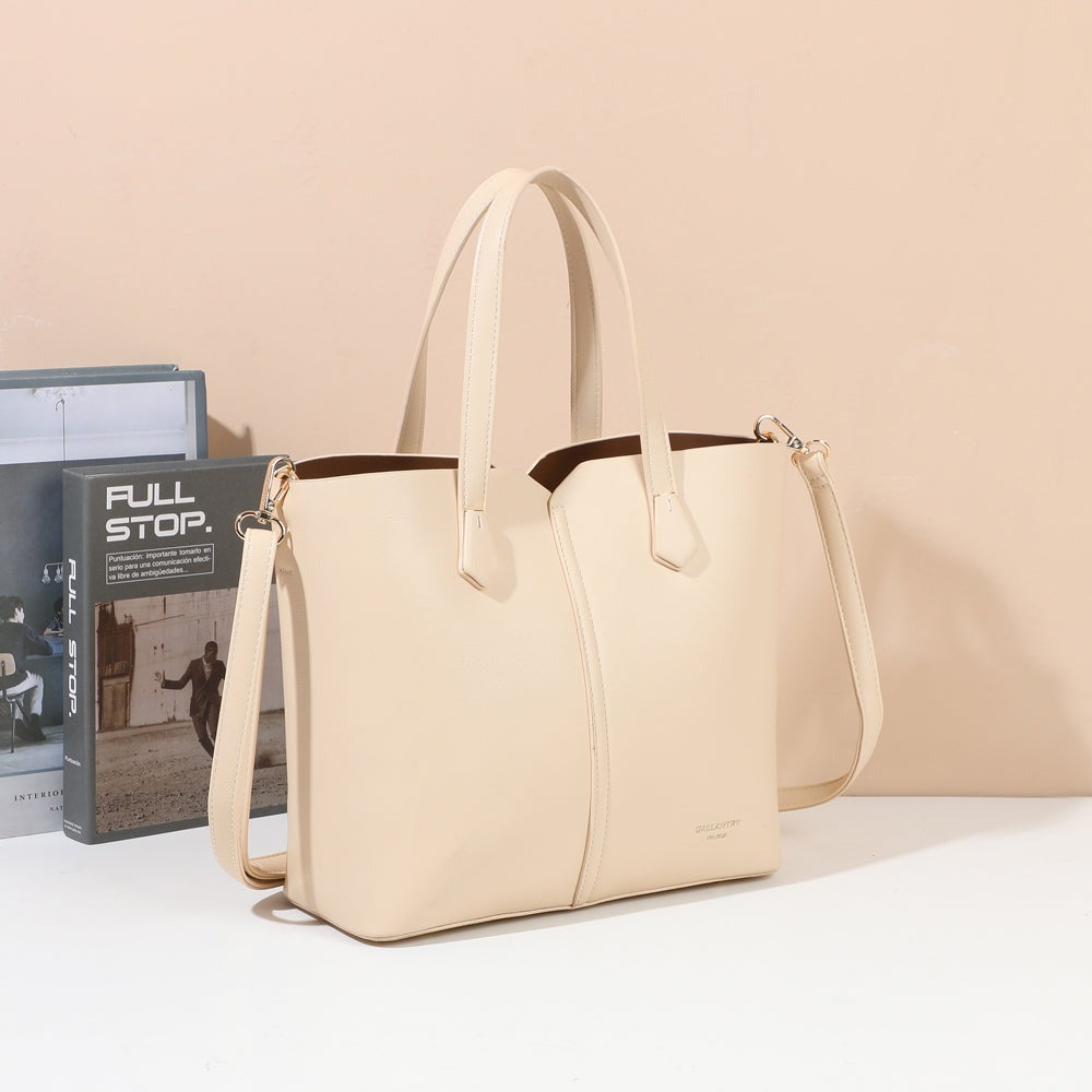 Sac à main Modern Lady beige posé dans un décor intérieur – visuel d’ambiance créé avec l’IA – Gallantry Paris