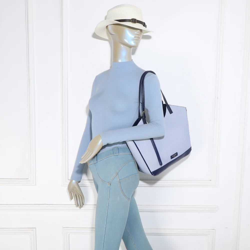 Sac Modern Muse bleu porté épaule par une femme grâce à ses anses longues réglables – réf. A-9148