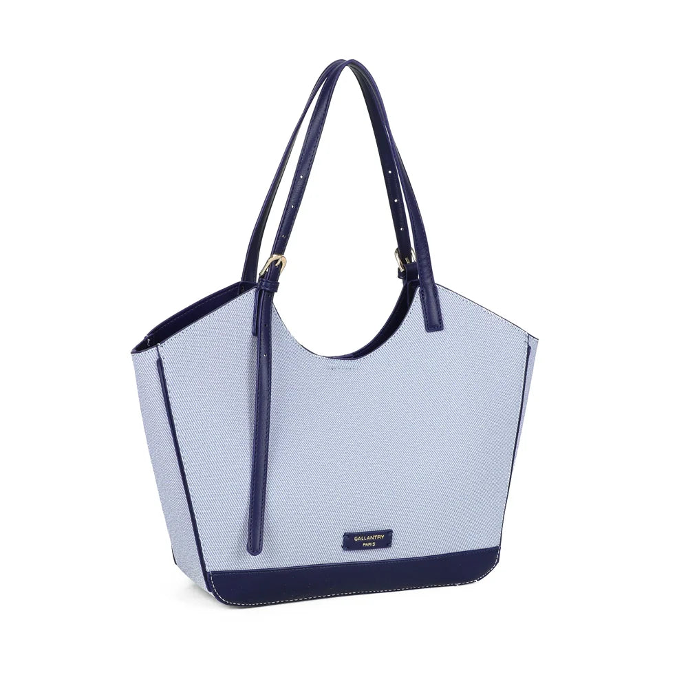 Modern Muse bleu vu de trois-quarts : silhouette évasée et anses longues réglables par boucle – réf. A-9148