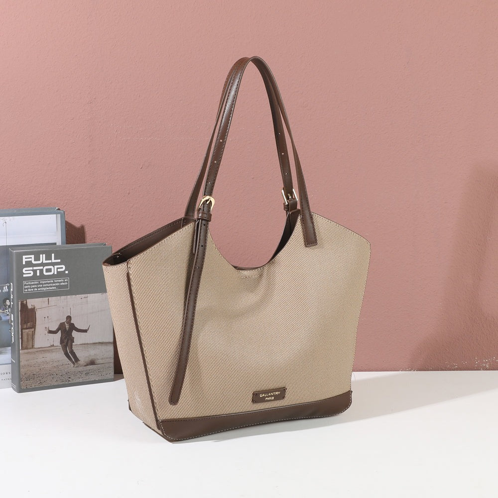 Sac cabas Modern Muse D.TAUPE en toile texturée mis en scène dans un décor – visuel d’ambiance créé avec l’IA – Gallantry Paris