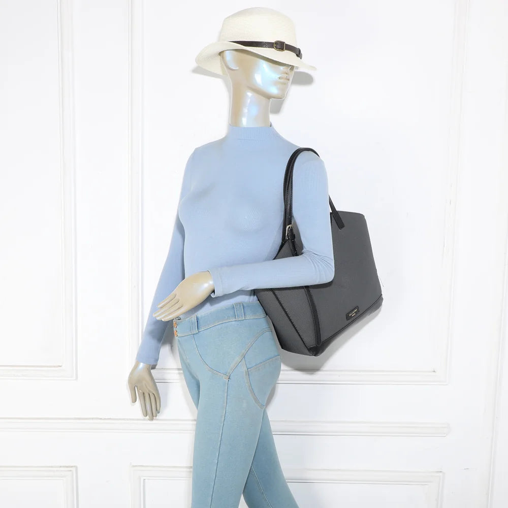 Sac Modern Muse noir porté épaule par une femme grâce à ses anses longues réglables – réf. A-9148